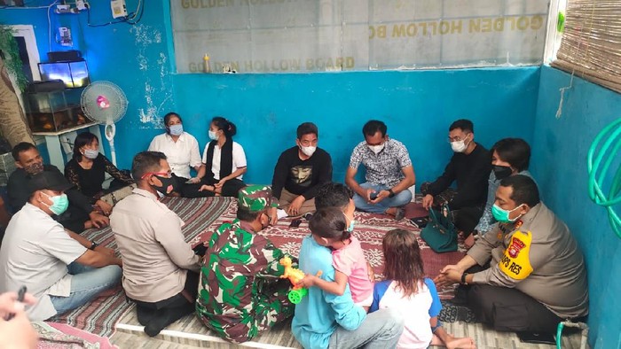 Kapolres Tangsel AKBP Iman Imanuddin melayat ke rumah duka Praka MK, korban penembakan di RM Cafe, Cengkareng, Kamis (25/2/2021). Foto dikirim Kasat Reskrim Polres Tangsel AKP Angga Surya Saputra.