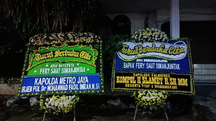 Karangan bunga dari Kapolda Metro Jaya Irjen Fadil Imran terpajang di rumah duka Fery, korban penembakan Bripka CS, Kamis (25/2/2021)