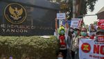 Massa Prodemokrasi Demo Kedubes Indonesia di Myanmar