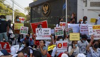 Puluhan demonstran melakukan aksi unjuk rasa di depan Kedutaan Besar Indonesia di Yangon, Rabu (24/02). Mereka memprotes kabar kedatangan Menlu RI Retno Marsudi yang disebut-sebut mendukung pemilu ulang di Myanmar, hal yang dibantah Kemlu RI. AP/STR