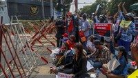 Indonesia menekankan pentingnya proses transisi demokrasi yang inklusif seraya melanjutkan komunikasi dengan semua pihak tentang situasi di Myanmar. Hal itu disampaikan oleh Menteri Luar Negeri Indonesia Retno Marsudi seusai bertemu dengan Menlu Thailand dan Menlu Myanmar yang ditunjuk militer pada Rabu (24/02). AP/STR