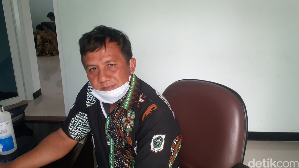 Kepala Sub Bidang Tata Usaha Unit Pelaksana Teknis (UPT) Perbaikan Jalan dan Jembatan Wilayah 1 Dinas Pekerjaan Umum dan Penataan Ruang (PUPR) Kabupaten Bogor, Entus. (Afzal Nur Iman/detikcom)