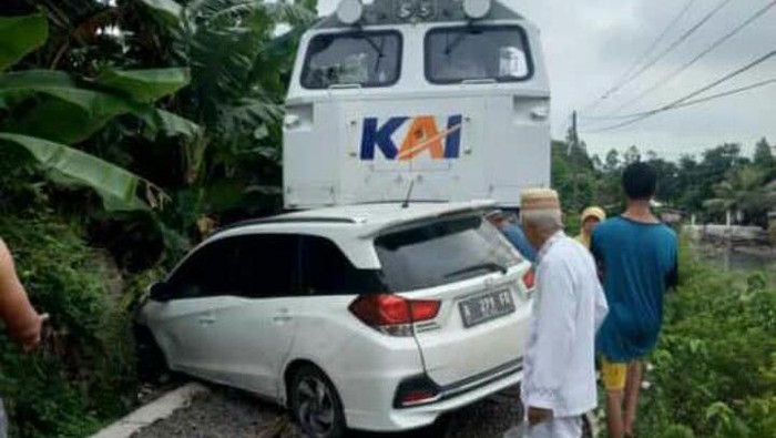 Kereta Barang Tabrak Mobil di Cilegon, Tak Ada Korban Jiwa (Foto: dok. Polsek Ciwandan)