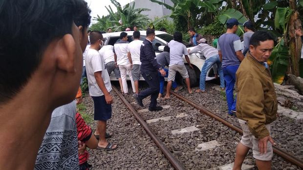 Kereta Barang Tabrak Mobil di Cilegon, Tak Ada Korban Jiwa (Foto: dok. Polsek Ciwandan)