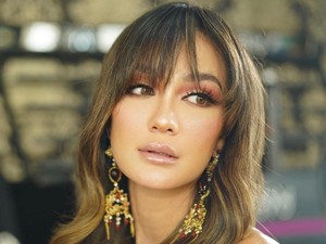 Gaya Luna Maya Pakai Gaun Hitam Seharga 3 Motor, Dipuji Netizen Cantik