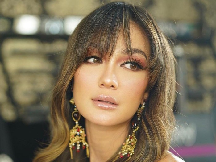 Keseruan Luna Maya Saat Panen Padi hingga Ngopi di Bali