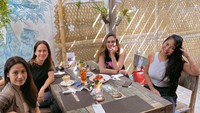 Bersama sahabat-sahabatnya, pemeran Suzzanna ini makan bersama di Bali. Mereka pilih santap di Biku. Foto: Instagram lunamaya