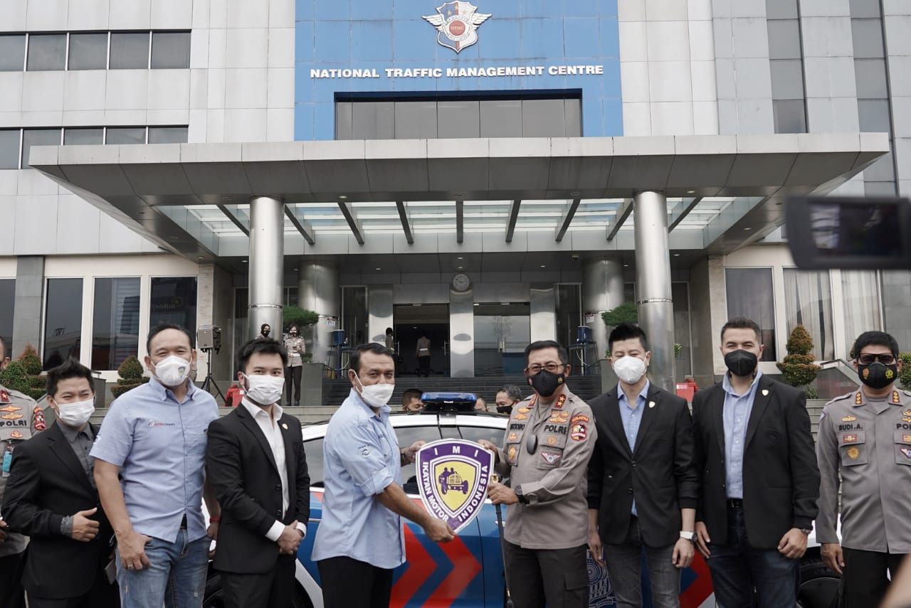 Korlantas menerima hibah mobil Tesla model 3 untuk patroli dari IMI. (Foto: dok. Korlantas Polri)