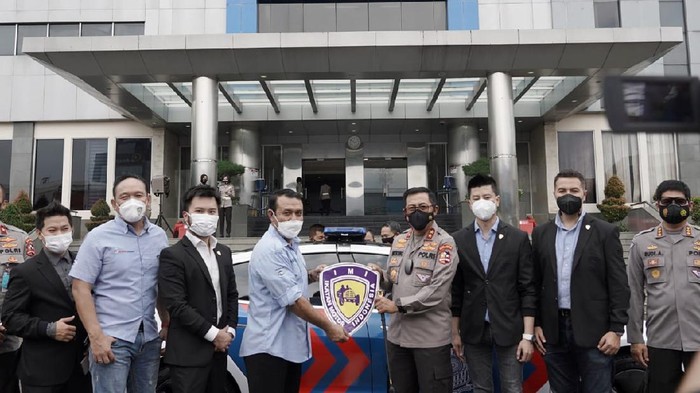 Korlantas menerima hibah mobil Tesla model 3 untuk patroli dari IMI. (Foto: dok. Korlantas Polri)