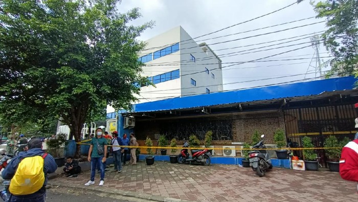 Lokasi penembakan di Cengkareng, Jakbar yang menewaskan 3 orang telah dipasangi garis polisi., Kamis (25/2/2021).