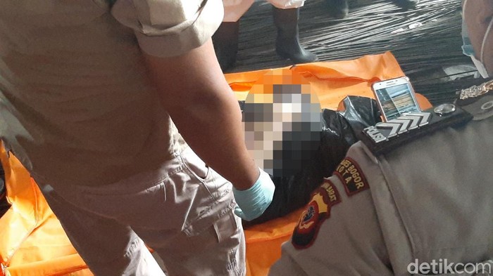 Mayat wanita terbungkus plastik ditemukan warga di pinggir Jalan Raya Cilebut, Tanahsareal, Kota Bogor, Kamis (25/2/2021). Sepasang kakinya terikat tali warna merah jambu.