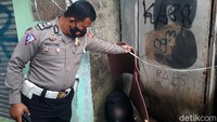 Plastik besar tersebut disandarkan di pintu garasi toko bangunan.