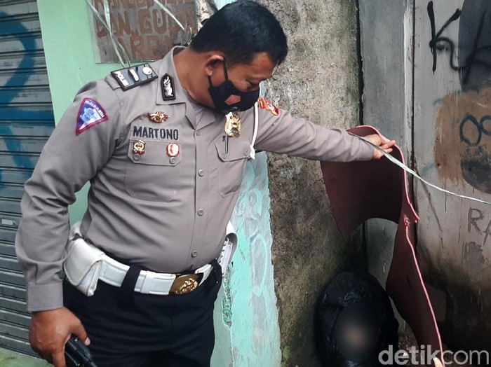 Bungkusan plastik berisi mayat wanita ditemukan di pinggir Jalan Raya Cilebut, Bogor. Mayat ini pertama kali ditemukan oleh pegawai toko bangunan bernama Dedi.