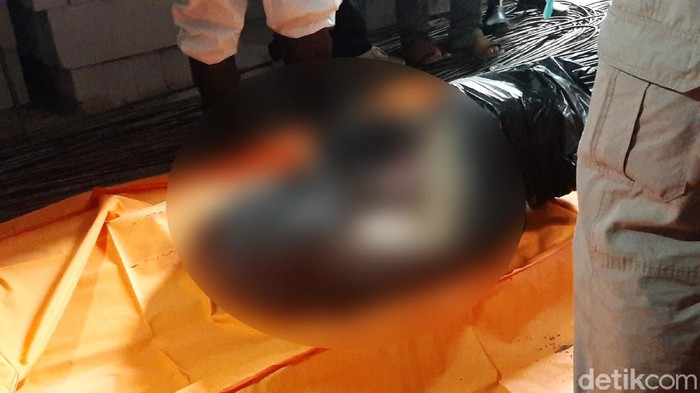 Bungkusan plastik berisi mayat wanita ditemukan di pinggir Jalan Raya Cilebut, Bogor. Mayat ini pertama kali ditemukan oleh pegawai toko bangunan bernama Dedi.