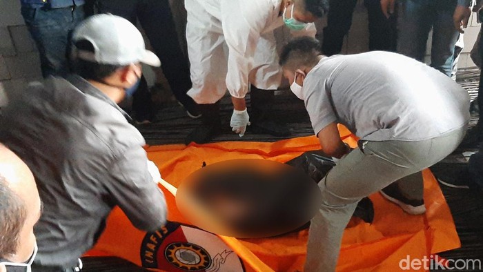 Bungkusan plastik berisi mayat wanita ditemukan di pinggir Jalan Raya Cilebut, Bogor. Mayat ini pertama kali ditemukan oleh pegawai toko bangunan bernama Dedi.