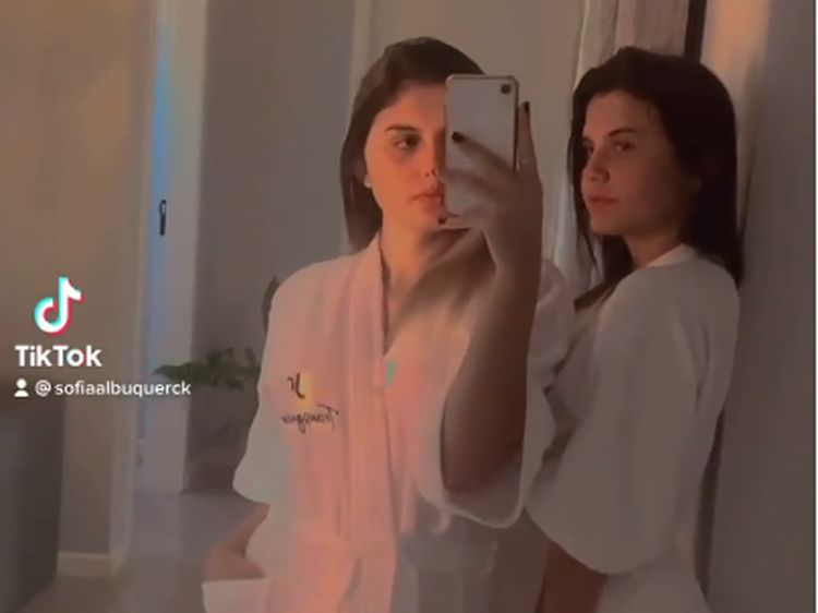 8 Foto Wanita Transgender Kembar Pertama di Dunia, Jadi Kontroversi