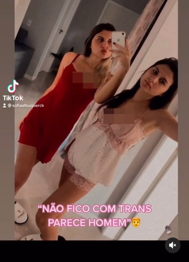 Kami selalu melakukan apapun bersama dan baru-baru ini meraih mimpi kami dengan operasi perubahan kelamin, dan menjadi kembar transgender pertama di dunia, ungkap Mayla, seperti dikutip dari The Sun. Foto: Instagram