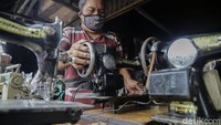 Rusli mengawali profesi sebagai tukang jahit sejak dari tahun 1968 ini beralih profesi sejak 25 tahun lalu menjadi servis mesin jahit. 