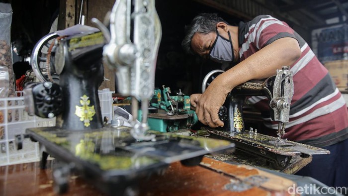 Menyulam Asa dari Bisnis Servis Mesin jahit Rusli Lambuk (67 tahun) mengawali profesi sebagai penjahit. Kini, ia beralih profesi menjadi servis mesin jahit.