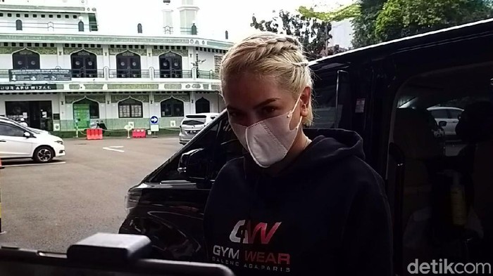 Nikita Mirzani sambangi Polres Jakarta Selatan.