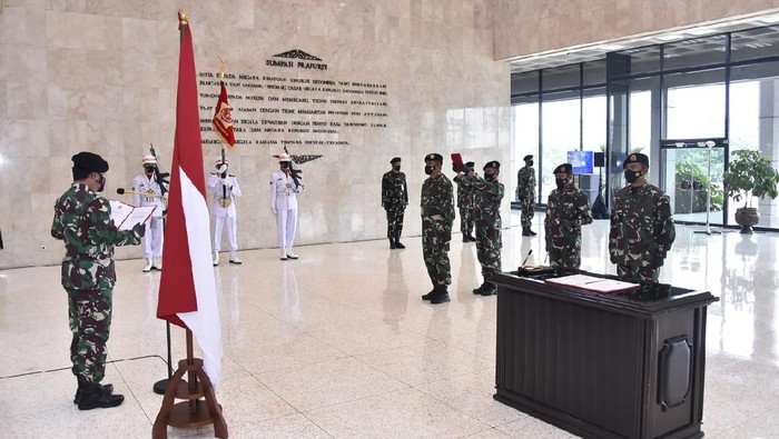 Panglima TNI Marsekal Hadi Tjahjanto memimpin upacara sertijab Pangkogabwilhan III dan Dandenma Mabes TNI
