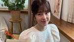 Pesona Cantik Park Hye Soo Saat Makan Burger dan Minum Kopi