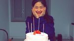 Pesona Cantik Park Hye Soo Saat Makan Burger dan Minum Kopi