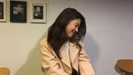 Pesona Cantik Park Hye Soo Saat Makan Burger dan Minum Kopi