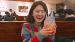 Pesona Cantik Park Hye Soo Saat Makan Burger dan Minum Kopi