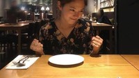 Hye Soo juga suka makan di restoran, seperti momennya menunggu makanan ini ia abadikan di Instagram pribadinya. Foto: Instagram @hyesuuuuuya