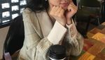 Pesona Cantik Park Hye Soo Saat Makan Burger dan Minum Kopi