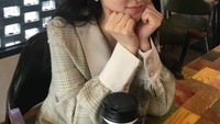 Ia juga suka pergi ke kafe untuk menikmati kopi kesukaannya. Begini cantiknya Park Hye Soo saat berada di coffee shop. Foto: Instagram @hyesuuuuuya