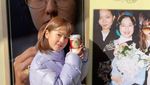 Pesona Cantik Park Hye Soo Saat Makan Burger dan Minum Kopi