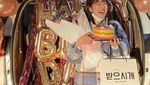 Pesona Cantik Park Hye Soo Saat Makan Burger dan Minum Kopi