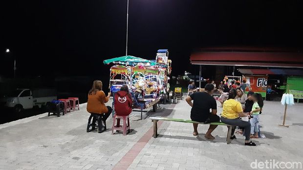 Pasar malam di eks RSUD Datoe Binangkang Kotamobagu ramai dikunjungi (Trisno Mais/detikcom)