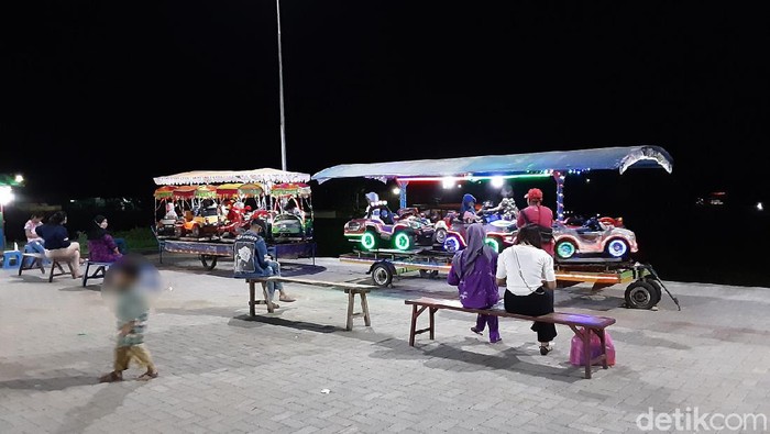 Pasar malam di eks RSUD Datoe Binangkang Kotamobagu ramai dikunjungi (Trisno Mais/detikcom)