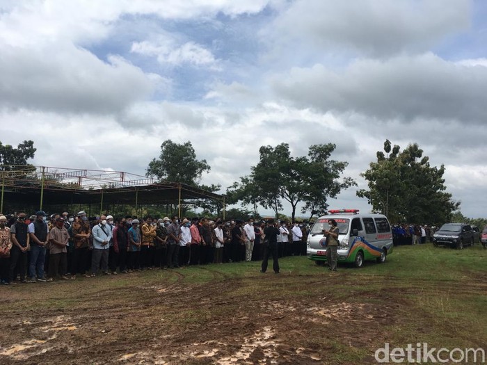 Pelayat banjiri pemakaman Ahmad Sukina di Karanganyar, Kamis (25/2/2021).