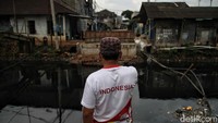 Menurut keterangan warga pembangunan jembatan tersebut tertunda karena pandemi COVID-19.