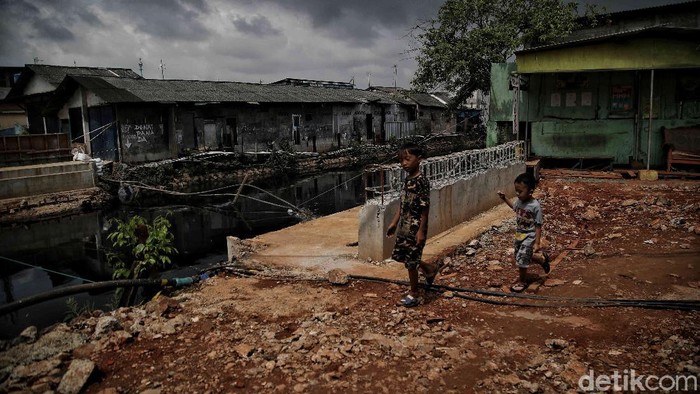 Pembangunan jembatan Kali Betik di kawasan Tanah Merah, Rawa Badak Selatan, Jakarta Utara tertunda imbas pandemi COVID-19 yang merebak.