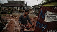 Frangky Mardongan, Lembaga Musyawarah Kelurahan (LMK) Rawabadak Selatan RW 09, menuturkan di tahun 2013, lahan ini secara resmi domisili RT RW-nya diresmikan pada saat Jokowi jadi gubernur, Jokowi-Ahok. Itu adalah bukti keberpihakan, dulu kita berkontrak politik, orang-orang tua kami ya bagaimana tempat kami ini secara domisili diakui untuk mendapat hak pelayanan sosial dan segala macem. Pradita Utama/detikcom