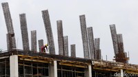 Sejumlah pekerja sibuk memasang rangka besi untuk tiang benton rusunawa.