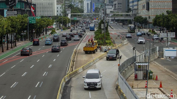 PT MRT Jakarta melakukan manajemen rekayasa lalu lintas di sekitar kawasan Thamrin, Jakarta Pusat, Kamis (25/2/2021).