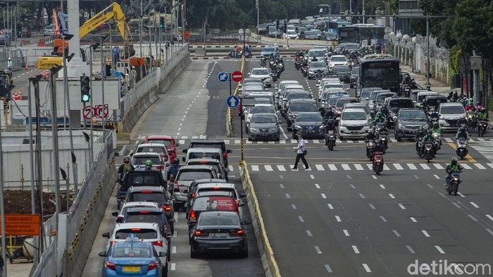 Pemberlakukan Contra Flow di Proyek MRT PT MRT Jakarta melakukan manajemen rekayasa lalu lintas di sekitar kawasan Thamrin, Jakarta Pusat, Kamis (25/2/2021).