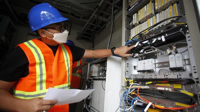 Pemulihan Jaringan Telekomunikasi Pascabanjir Teknisi memeriksa kondisi infrastruktur BTS jaringan XL Axiata yang terdampak banjir di Jakarta, Kamis (25/2/2021). XL Axiata memastikan semua jaringan yang terdampak bencana alam telah pulih dan beroperasi 100 persen dengan normal, termasuk di Jabodetabek akibat banjir di awal pekan ini