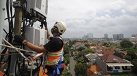 Teknisi memeriksa kondisi infrastruktur BTS jaringan XL Axiata yang terdampak banjir di Jakarta, Kamis (25/2/2021). XL Axiata memastikan semua jaringan yang terdampak bencana alam telah pulih dan beroperasi 100 persen dengan normal, termasuk di Jabodetabek akibat banjir di awal pekan ini. Foto: dok. XL Axiata