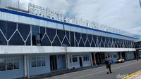 Pesawat tiba di Bandara Sultan Babullah, Ternate pada pukul 11.00 WIT. Jakarta dan Ternate memiliki perbedaan waktu dua jam. 