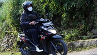 Hendri Kusmayadi sudah 9 tahun bekerja sebagai Marketing Analisis dan Mikro (Mantri) Bank BRI. Selama rentang itu pula ia lebih sering ditempatkan di daerah-daerah pelosok seperti Desa Naringgul, Cidaun, Cilampeni hingga Pasir Jambu.