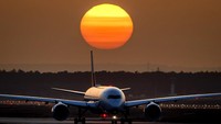 Senja di sebuah bandara di Frankfurt menampilkan pemandangan matahari yang sangat indah.