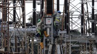 Petugas PLN tengah melakukan pemeliharaan jaringan transmisi dan gardu induk secara berkala di Gardu Induk Tegangan Ekstra Tinggi (GITET) 500 kV Gandul, Depok, Jawa Barat, Kamis (25/2/2021).