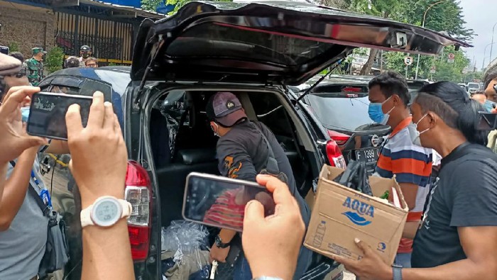 Polisi sita 2 dus dari RM Cafe, lokasi penembakan di Cengkareng, Jakbar usai olah TKP, Kamis (25/2/2021).
